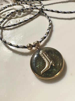 Médaille « M » santiag noire sur cordon