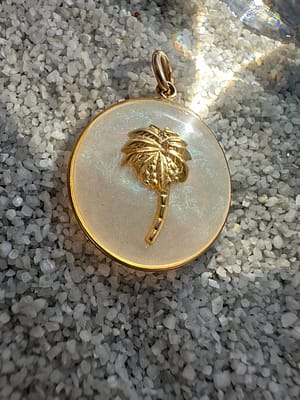 Médaille « M » palmier nacré
