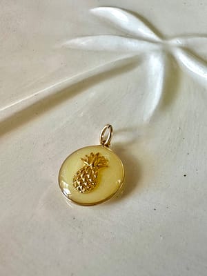 Médaille « S » ananas jaune