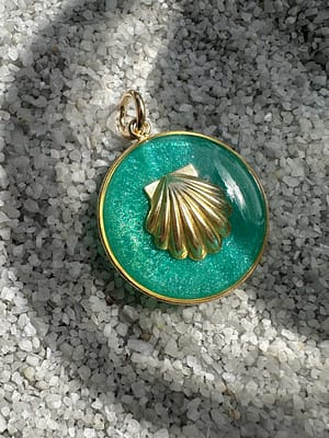 Médaille « M » coquillage vert turquoise