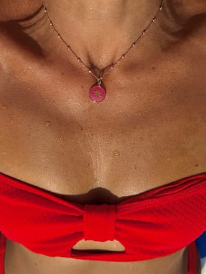 Médaille « S » soleil rose fluo