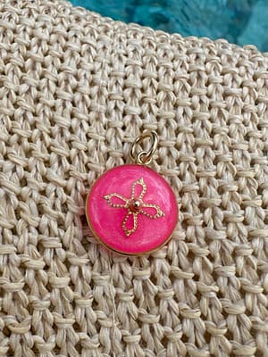 Médaille « S » croix Romane rose fluo
