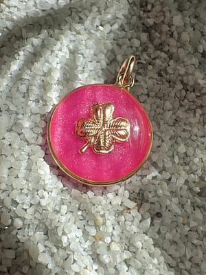 Médaille « S » trèfle rose fluo