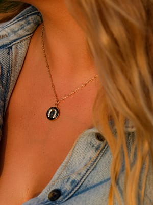 Médaille « S » fer à cheval noire