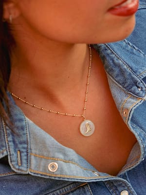 Médaille « M » santiag nacre