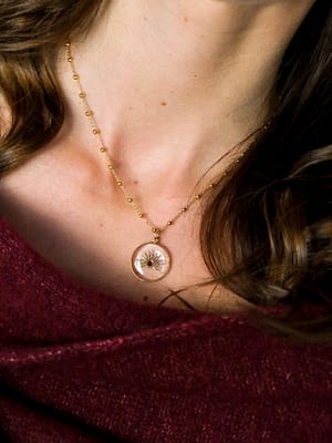 Médaille « M » soleil et grenat