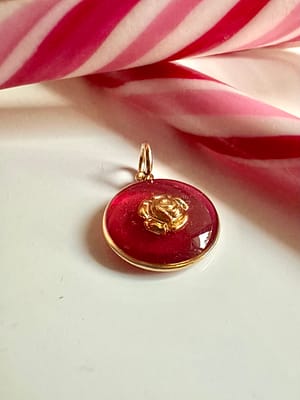 Médaille « S » rose - burgundy