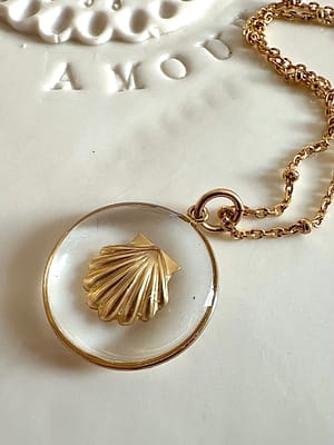 Médaille « M » coquillage- transparent