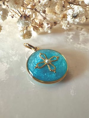 Médaille « S » croix Romane micro perle - bleu ciel