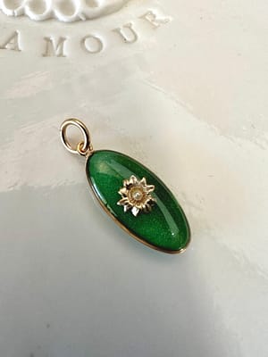 Médaille ovale fleur - vert olive