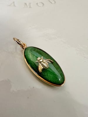 Médaille ovale abeille - vert olive