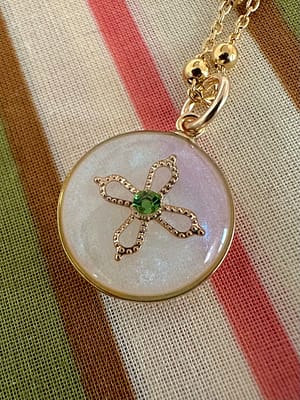 Médaille « S » croix Romane et Tsavorite - nacre