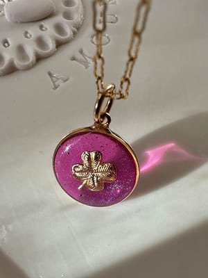 Médaille « S » trèfle - cassis