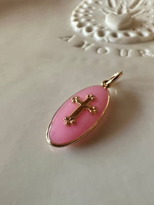 Médaille ovale croix - rose bonbon