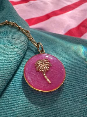Médaille « M » palmier - rose fluo