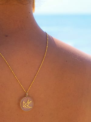 Médaille « L » hirondelle ajourée - transparente