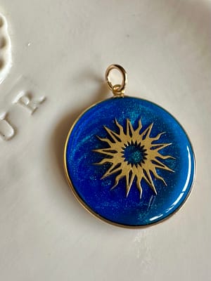 Médaille « L » soleil baroque - bleu