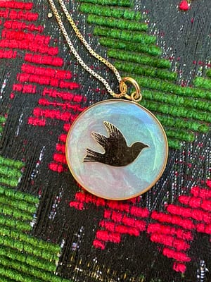 Médaille « L » colombe - nacre
