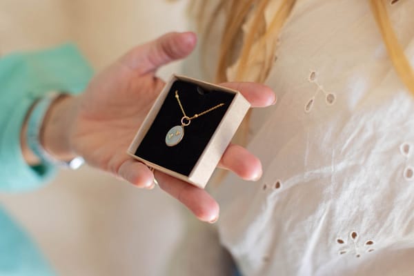 Médaille « S » double cœur nacrée – Image 2
