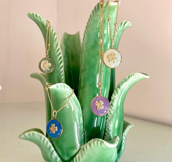 Médaille "S" Trèfle - Lilas – Image 3