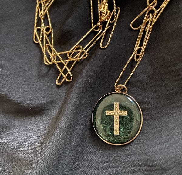 Médaille "L" Croix ciselée - Verte – Image 4