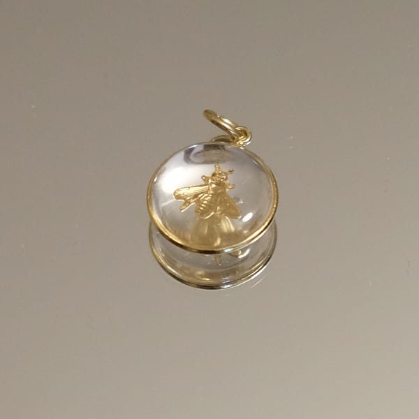 médaille en résine transparente abeille