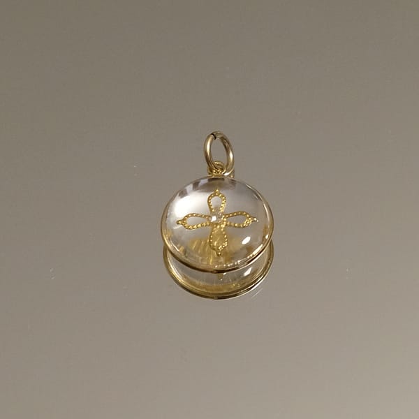 médaille résine transparente avec croix et diamant