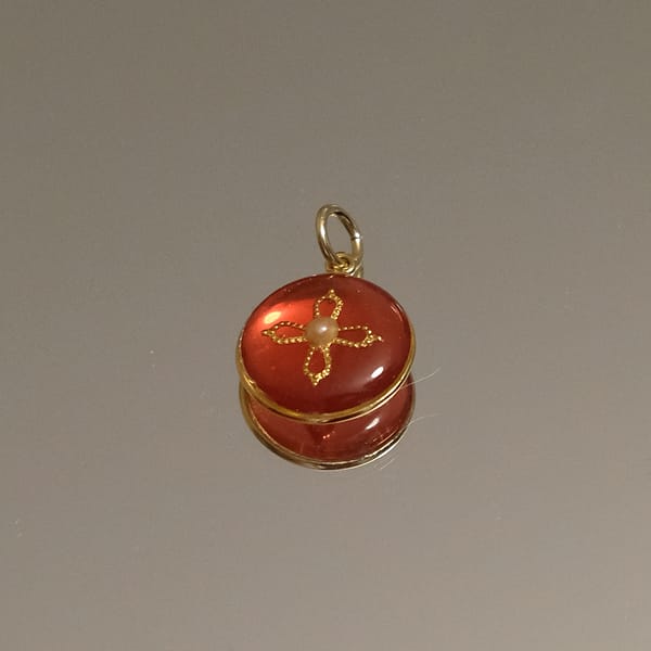 Médaille résine croix rouge perle