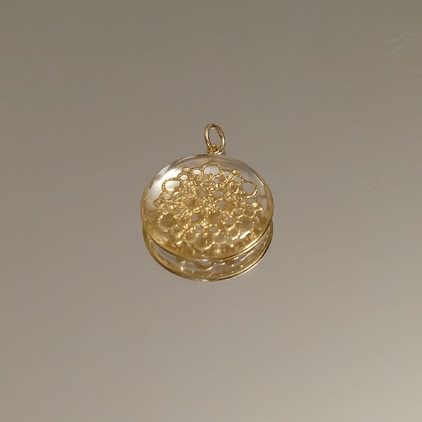 médaille transparente et mandala