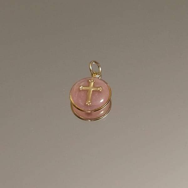 médaille croix résine rose