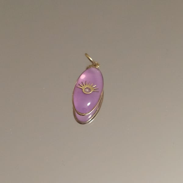 Médaille Ovale Oeil sertie d’une Micro Perle - Lilas – Image 3