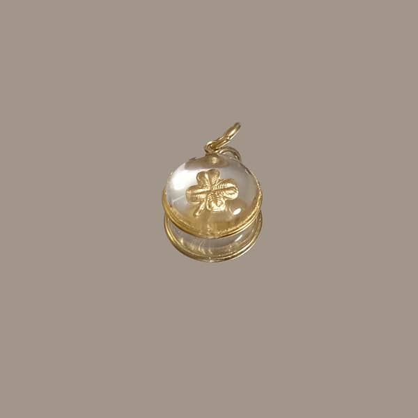 médaille en résine transparente avec trèfle