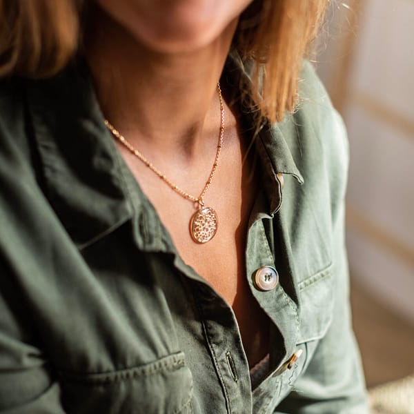 Médaille "L" Dentelle - Transparente – Image 3