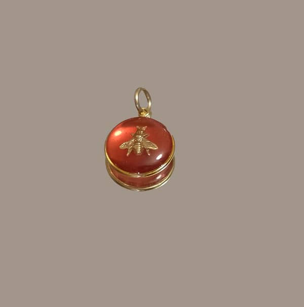 médaille en résine rouge abeille