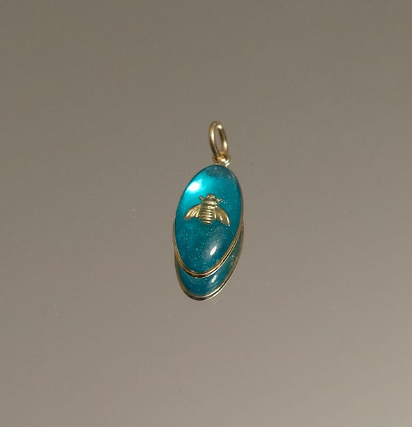 médaille ovale résine bleu abeille