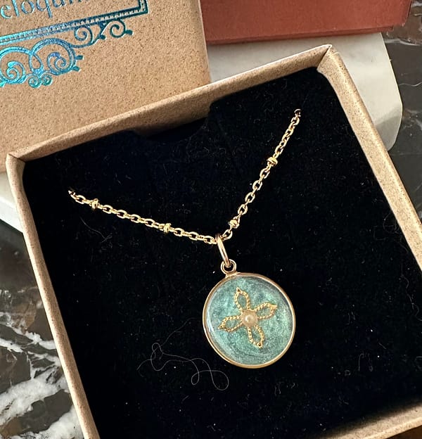 Médaille "S" Croix Romane sertie d'une Perle Fine - Nacrée – Image 2