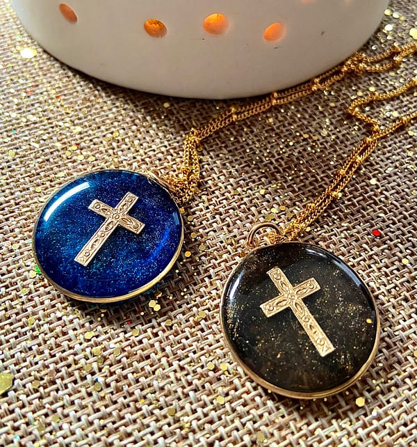 Médaille "L" Croix ciselée - Bleue – Image 2