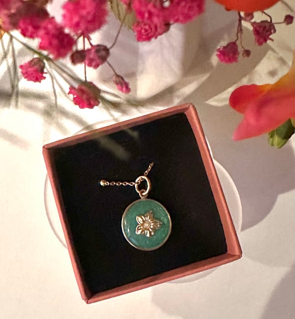 Médaille « S » fleur et perle vert Jade – Image 2