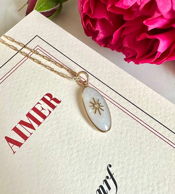 Médaille ovale nacre cœur ensoleillé – Image 3