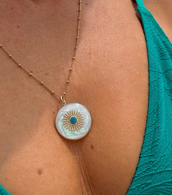 Médaille « L » soleil nacré dôme bleu – Image 2