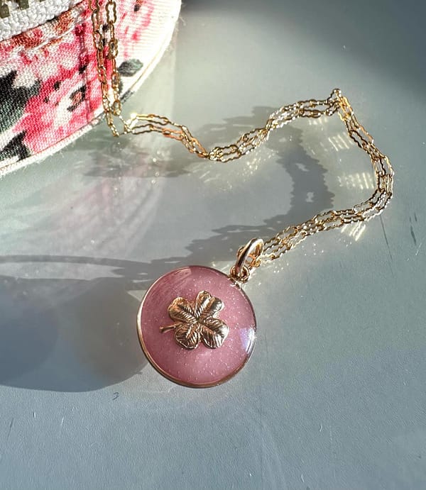 Médaille « S » trèfle rose blush