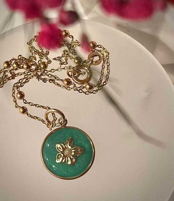 Médaille « S » fleur et perle vert Jade – Image 3