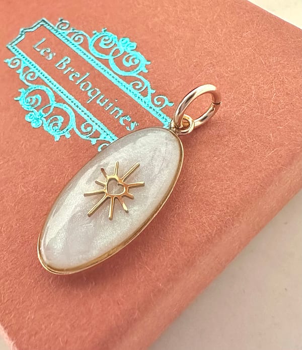 Médaille ovale nacre cœur ensoleillé
