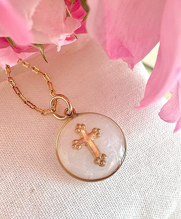 Médaille « S » croix baroque nacrée – Image 2