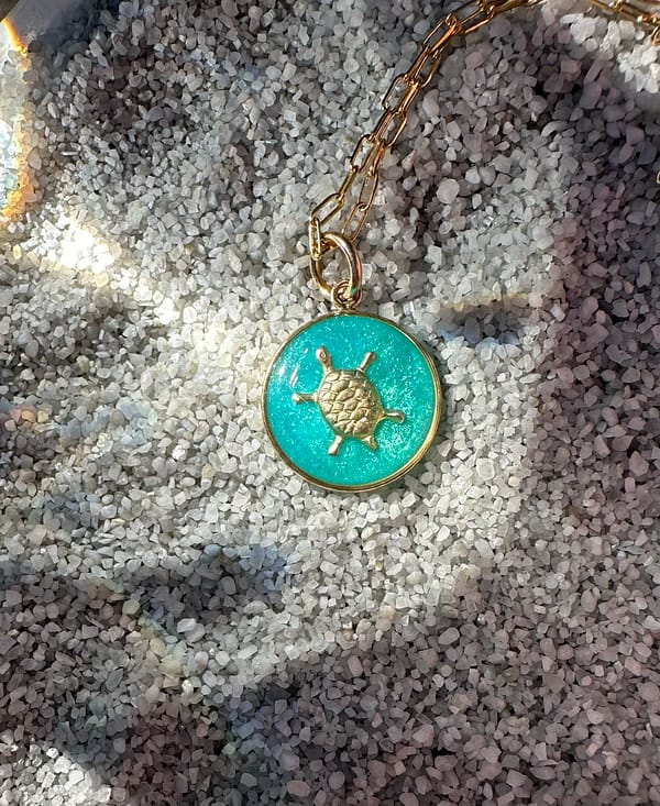 Médaille « S » tortue turquoise – Image 3