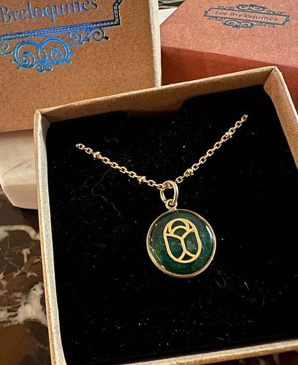 Médaille "S" Scarabée - Verte – Image 3