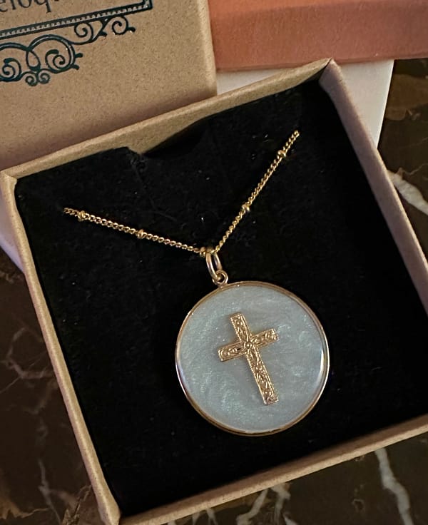 Médaille "L" Croix ciselée - Nacrée – Image 2