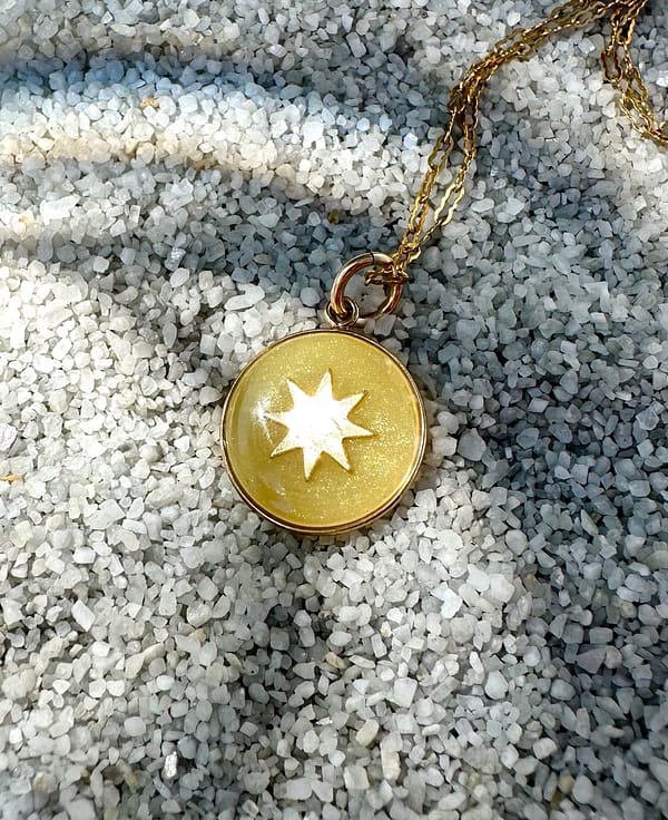 Médaille « S » soleil jaune – Image 3