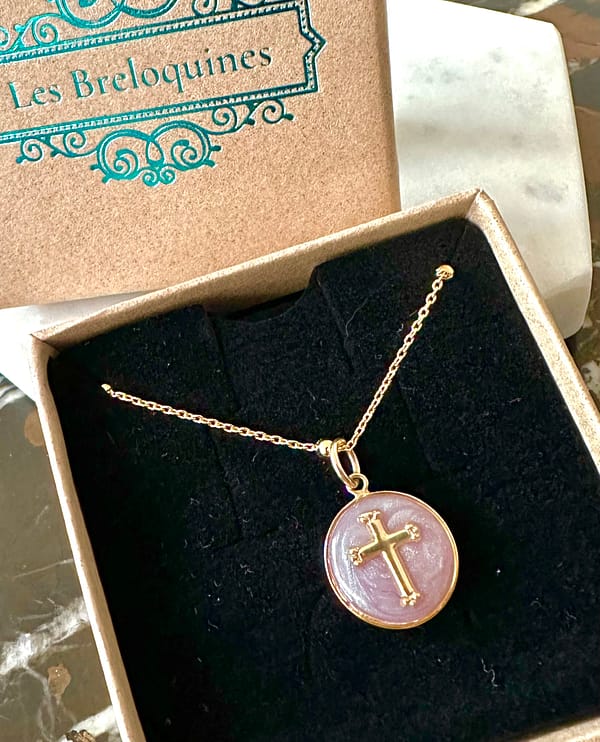 breloquine rose nacrée et croix