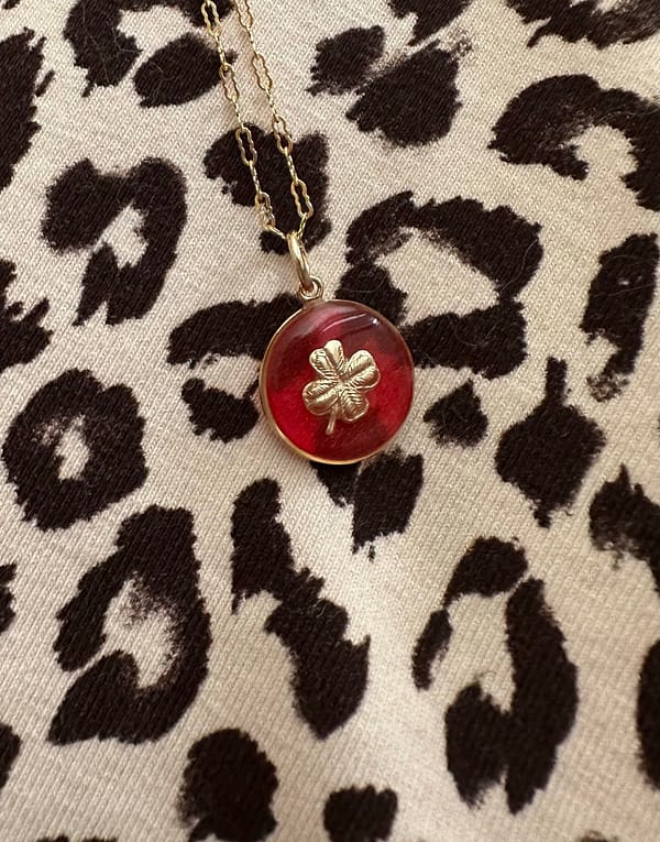 Médaille « S » trèfle rouge – Image 3
